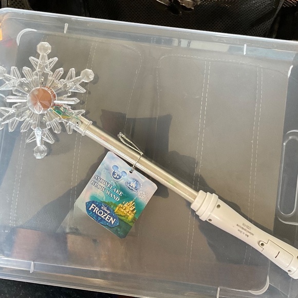 Disneys  FROZEN SNOWFLAKE GLOW WAND  NWT - Picture 15 of 15